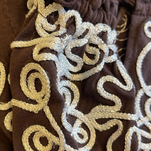 Lauren Michelle M stretch brown 3/4 sleeve appliqué top with shimmery thread - Picture 8 of 12